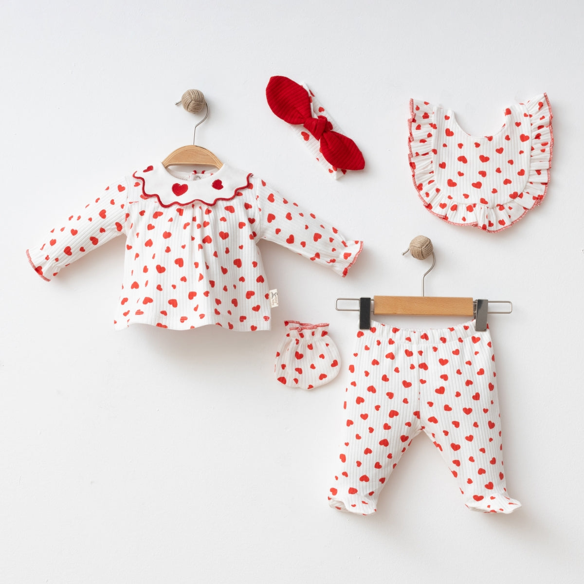 Kız Bebek Kalp Desenli 5’li Set – Üst, Pantolon, Mama Önlüğü ve Aksesuar 25227CY