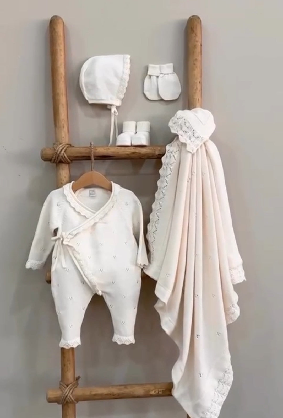 Kişiselleştirilebilir 5 Parça Triko Yenidoğan Bebek Takımı | İsim Nakışlı Organik Pamuk Kız Bebek Seti