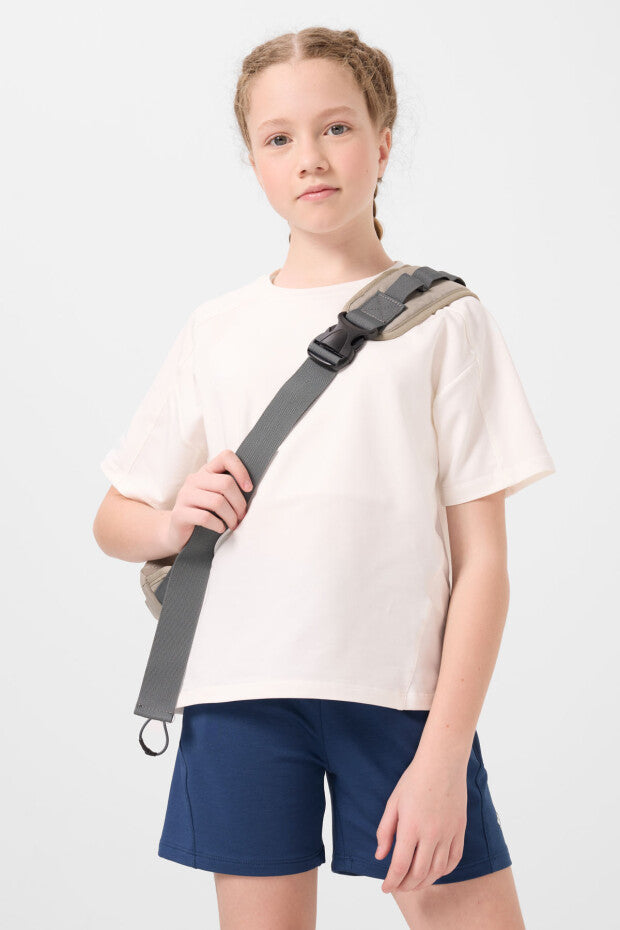 Kız Çocuk Ekru Tişört Lacivert Şort Takım – Yazlık Pamuklu İkili Kombin (7-15 Yaş)