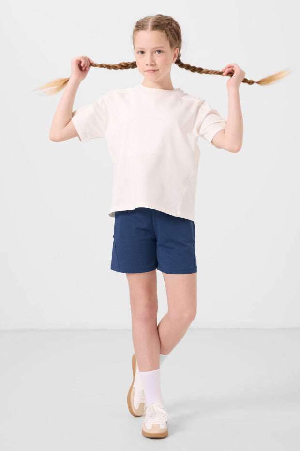 Kız Çocuk Ekru Tişört Lacivert Şort Takım – Yazlık Pamuklu İkili Kombin (7-15 Yaş)