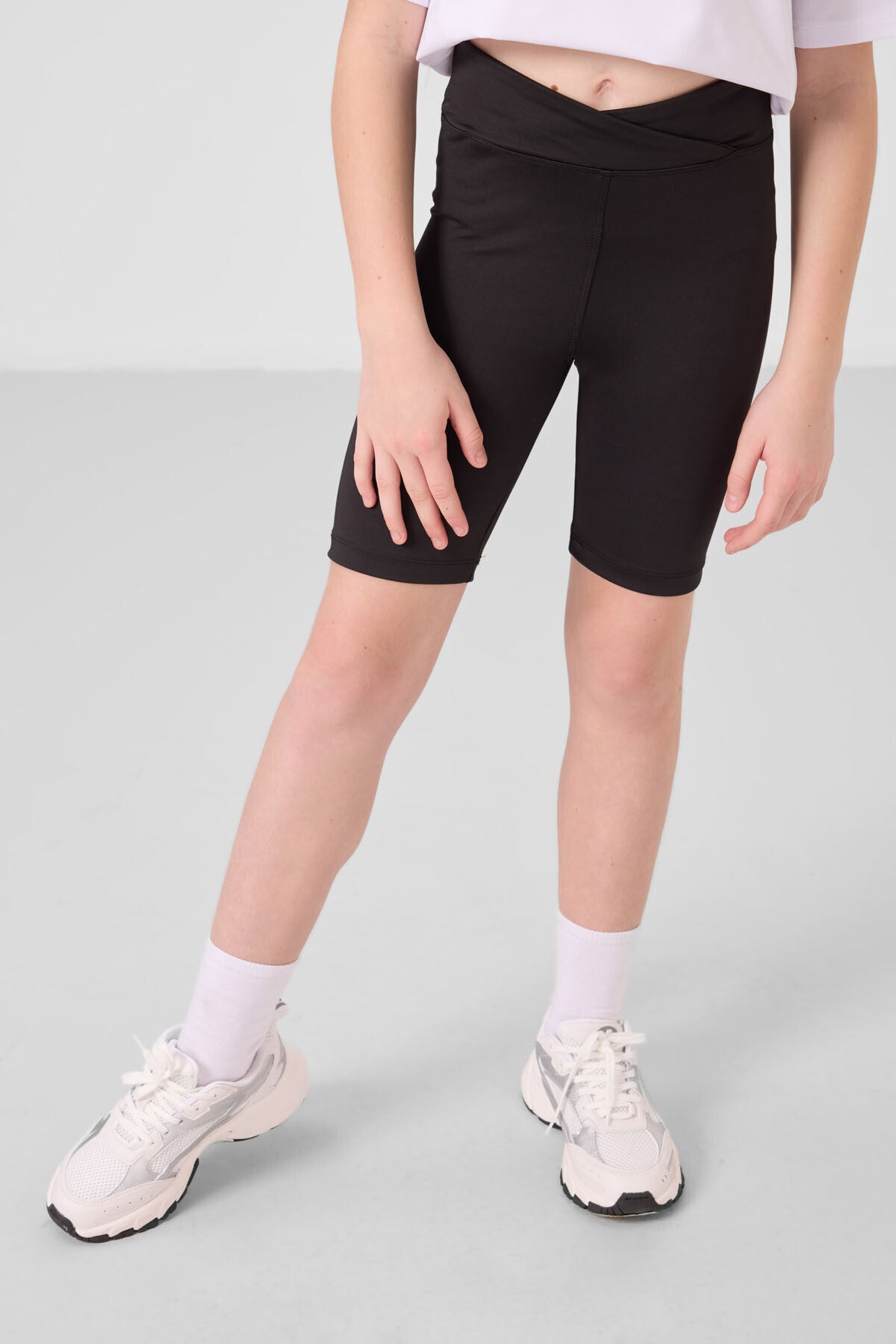 Kız Çocuk Beyaz Tşhirt Siyah Tayt Takım