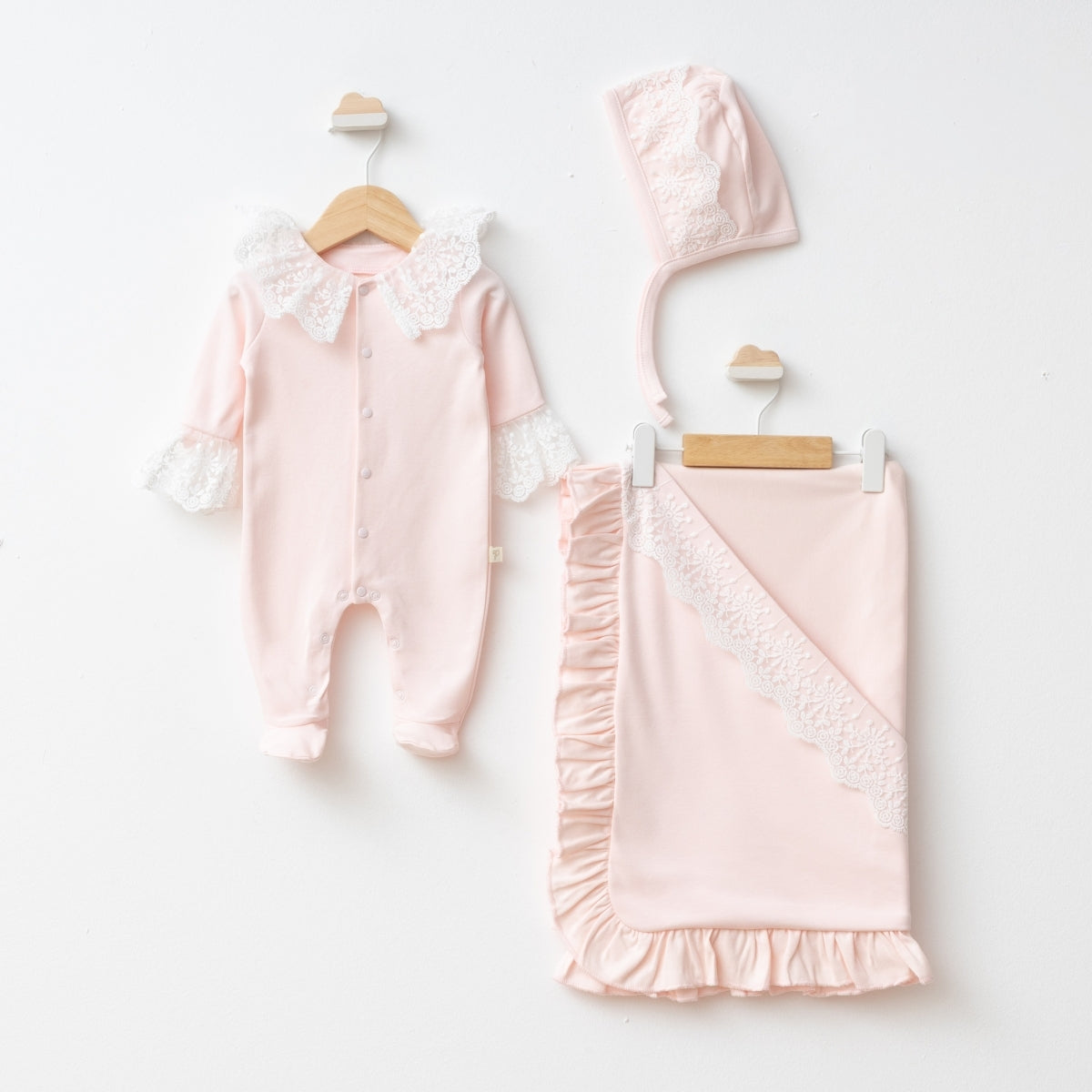 Kız Bebek Dantelli 3’lü Set – Kişiselleştirilebilir Pembe Tulum, Battaniye ve Şapka
