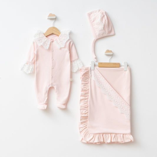 Kız Bebek Dantelli 3’lü Set – Kişiselleştirilebilir Pembe Tulum, Battaniye ve Şapka