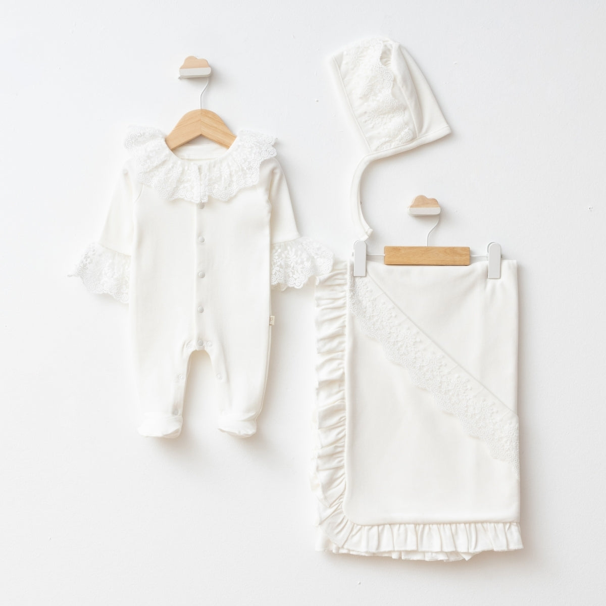 Kız Bebek 0-3 Ay Dantelli 3’lü Set – Şapka, Tulum ve Body | Yeni Doğan Hediye 6245PG