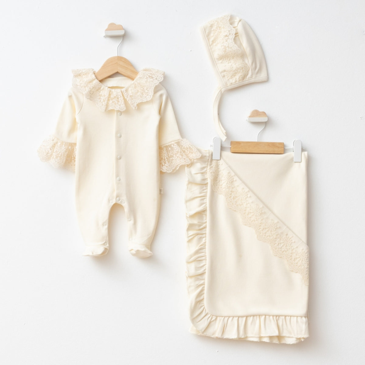 Kız Bebek 0-3 Ay Dantelli 3’lü Set – Şapka, Tulum ve Body | Yeni Doğan Hediye 6245PG