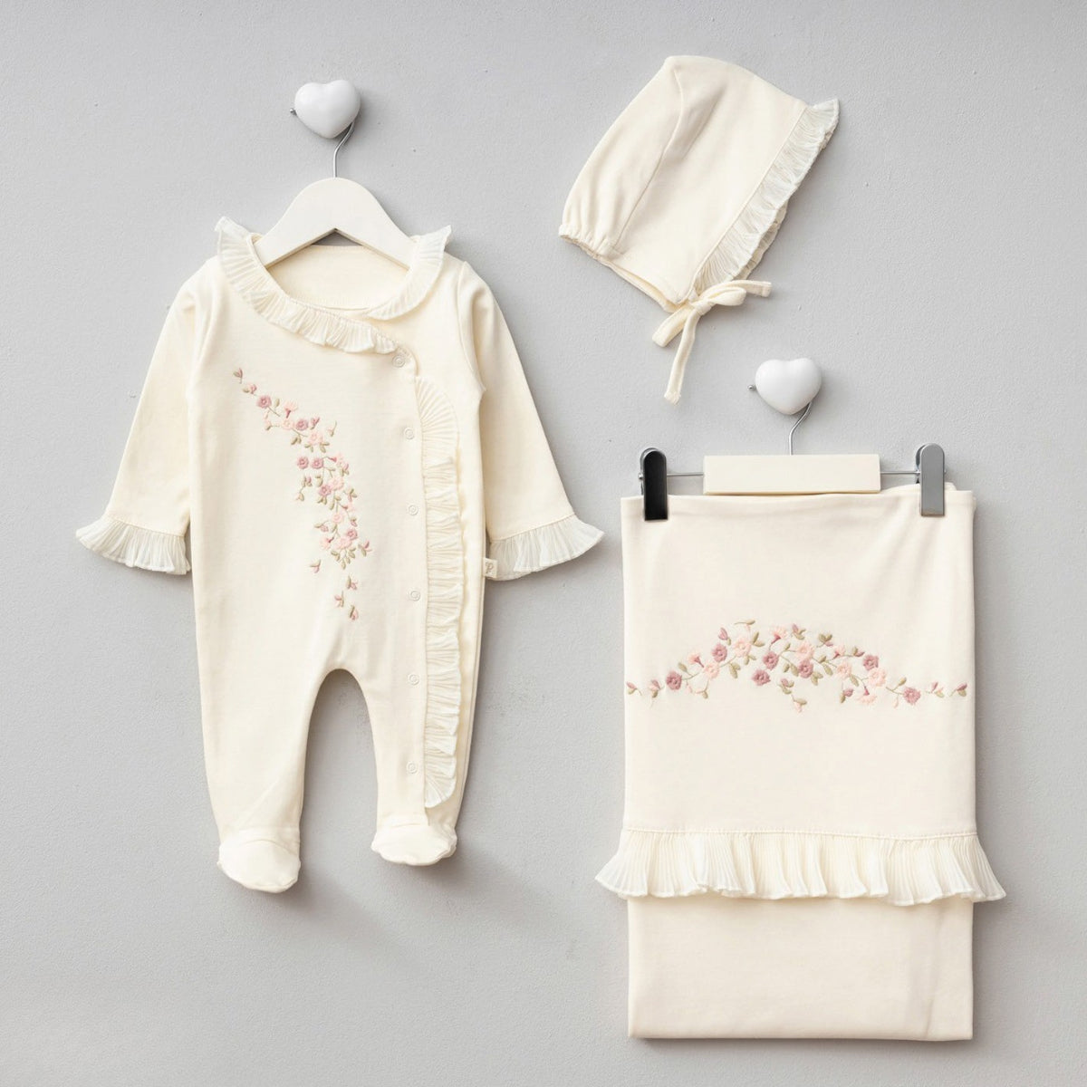 Kız Bebek Yenidoğan Çiçek Nakışlı Kişiselleştirilebilir Battaniyeli Tulum Seti (0–3 Ay)